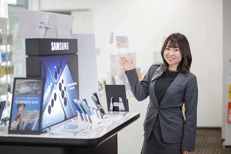 おすすめ商品を紹介している様子